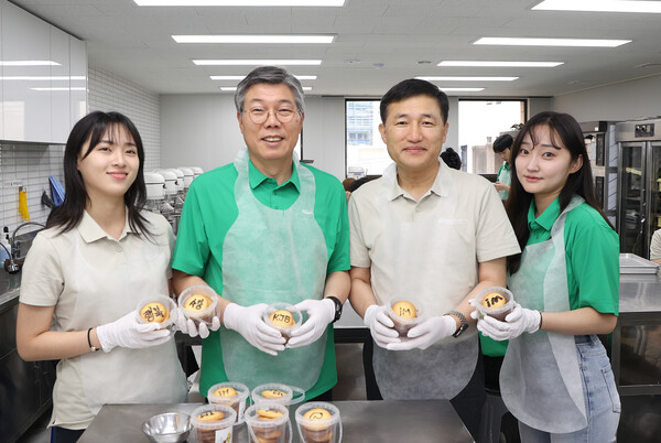 직원들과 함께 쿠키 만들기에 나선 황병우 은행장(왼쪽 두번째), 고병일 은행장(왼쪽 세번째). 사진=iM뱅크