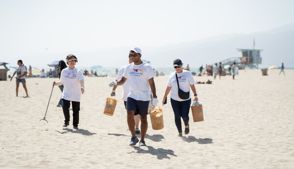 대한항공과 델타항공은 미국 캘리포니아주 로스앤젤레스에서 환경 정화 봉사활동을 실시했다. 사진은 봉사활동에 참여한 양사 임직원들이 기념사진을 촬영하는 모습. 사진=대한항공