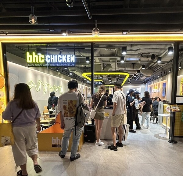 bhc 치킨 태국 6호점 'bhc 시암센터점' 매장. 사진=bhc 치킨