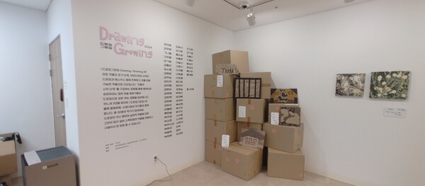  아트페어 전시회 '드로잉그로잉(Drawing-Growing)' 전시장 한켠에 박스들이 가벽처럼 꾸며져 있다. 사진 = 이하영 기자 