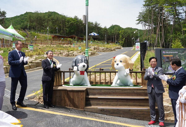 25일 경상북도 김천에 위치한 국립김천숲속야영장 개장식 참석자들이 기념 사진을 촬영 중이다. 사진 = 산림청
