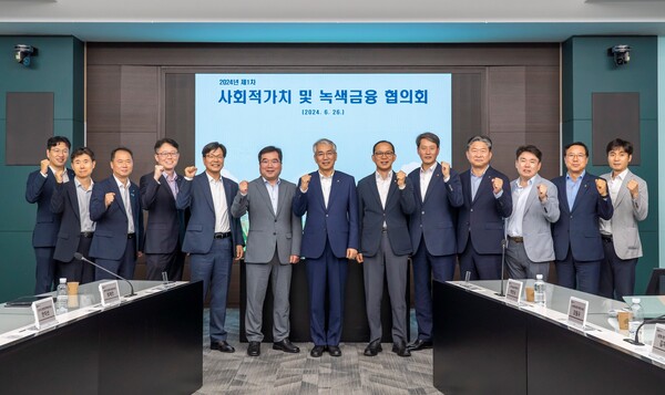 이석준 농협금융지주 회장(왼쪽 일곱 번째)과 지주 및 계열사 ESG담당 임직원이 기념촬영을 하고 있다. 사진=NH농협금융지주