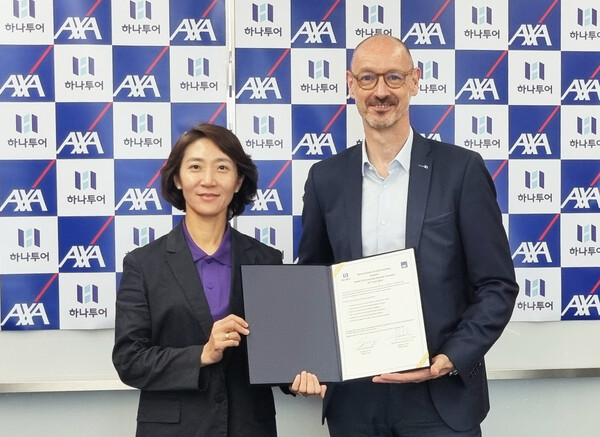 (왼쪽부터)송미선 하나투어 대표이사와 한스 브랑켄 AXA손해보험 대표이사가 기념 촬영을 하고 있다. 사진=AXA손해보험