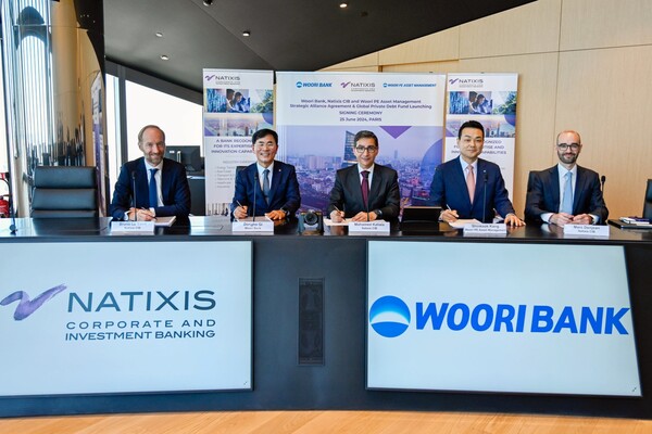 (왼쪽부터)브루노 르 생 나틱시스 아시아태평양지역 대표(Bruno Le Saint, CEO Natixis CIB Asia Pacific), 기동호 우리은행 기업투자금융부문장, 모하메드 칼랄라 나틱시스 글로벌 총괄 대표(Mohamed Kallala, Global Head Natixis CIB), 강신국 우리PE자산운용 대표, 마크 덴진 나틱시스 자금운용부문 대표(Marc Denjean, Global Head of Resource Allocation & Portfolio Management Natixis CIB). 사진=우리금융지주