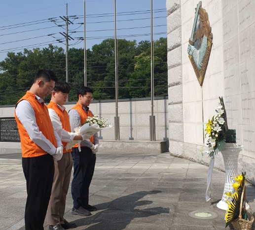 한화오션 직원들이 호국 보훈의 달 6월을 맞아 프랑스, 남아프리카공화국 등 6. 25 전쟁 UN참전국 기념비를 찾아 주변 정화활동을 하고 헌화했다. 사진=한화오션