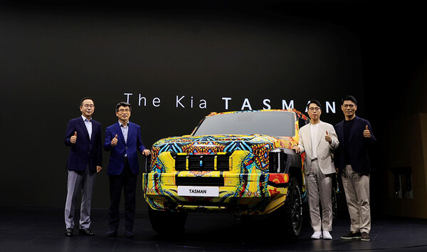 기아가 28일부터 내달 7일까지 부산 벡스코(BEXCO)에서 열리는 '2024 부산모빌리티쇼'에 참가해 미래 핵심 사업인 PBV(Platform Beyond Vehicle) 콘셉트 실물과 기아 브랜드 첫 정통 픽업 '더 기아 타스만(The Kia Tasman)' 전용 위장막(카모플라주, Camouflage) 모델을 국내에서 처음 공개했다. (왼쪽부터) 정원정 기아 국내사업본부장 부사장, 송호성 기아 사장, 이동열 국내마케팅실장 상무, 박경업 국내PBV사업실장 상무. 사진=권진욱 기자