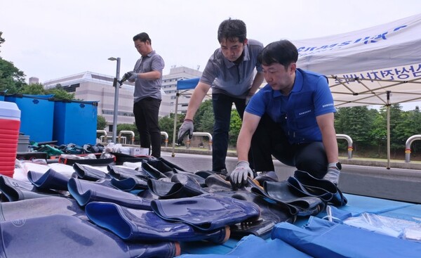 삼성전자가 전국 각지에서 수해 복구 서비스 장비를 일제히 사전 점검했다. 삼성전자 서비스 엔지니어들이 장마철을 대비해 '수해 복구 장비'를 사전 점검하는 모습. 사진=삼성전자서비스