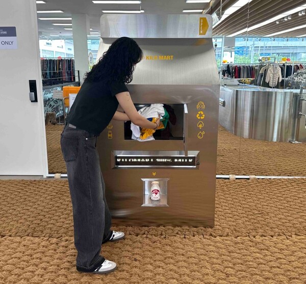 신세계 팩토리스토어 여주 프리미엄빌리지점에 위치한 키로마트 리사이클링 박스에서 고객이 옷을 기부하고 있다. 사진 = 신세계백화점