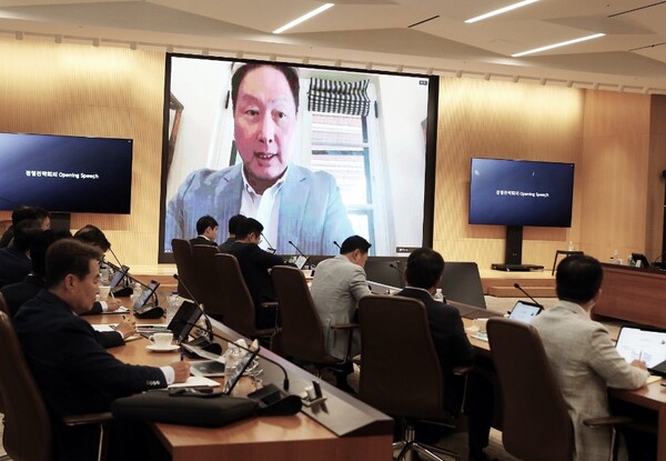 SK그룹이 밸류체인 정비 등 체질 변화에 나선다. 최태원 SK 회장이 지난 28~29일 경기도 이천 SKMS연구소에서 열린 경영전략회의에 화상으로 참석해 오프닝 스피치를 하고 있다. 사진=SK수펙스추구협의회