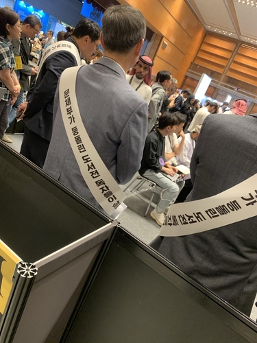 지난 6월 26일 서울 강남구 코엑스에서 열린 '2024 서울국제도서전' 개막식 진행 중 전병극 문화체육관광부 장관의 인사말에 대한출판문화협회 임원들이 등을 돌린 채 항의 시위를 벌이고 있다. 사진 = 연합뉴스