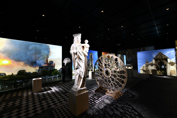 오는 2일부터 9월 1일까지 서울 종로구 국립고궁박물관에서 열리는 디지털 전시 '파리 노트르담 대성당 증강현실 특별전: 내 손으로 만나는 860년의 역사' 내부 사진. 사진 = 국가유산청 