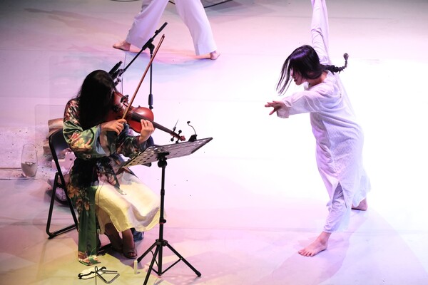 공연예술창작주체지원사업 선정단체인 TIMF앙상블. 아트프로젝트 보라의 협업공연 '마우리치오 카겔 Rrrrrr...', ©yonghokim. 사진 = 한국문화예술위원회