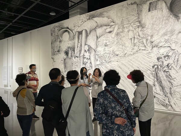 2022 부산비엔날레 현장에서 수어 전시해설이 진행되고 있다. 사진 = 부산비엔날레 조직위원회