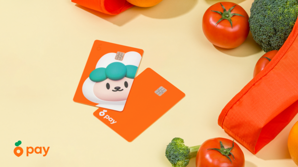 당근페이와 하나카드가 국내 최초 지역 기반 금융 상품 '당근머니 하나 체크카드'를 출시했다. 사진=당근