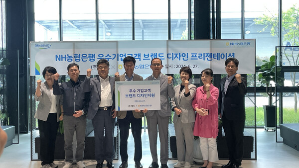 박병규 농협은행 수석부행장(왼쪽 다섯번째)과 울산소재 밸티를 방문해 신승원 밸티 대표(왼쪽 네번째) 및 임직원이 기념촬영을 하고 있다. 사진=NH농협은행