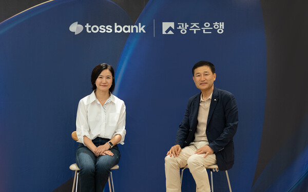 토스뱅크 이은미 대표(왼쪽)와 광주은행 고병일 은행장이 업무협약 체결 후 기념촬영하고 있다. 사진=토스뱅크