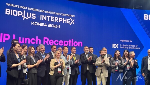 'BIX 2024' 행사장 부스 방문 후 런치 리셉션에 참석한 고한승 한국바이오협회장 겸 삼성바이오에피스 대표와 주요인사들. 사진=허지현 기자