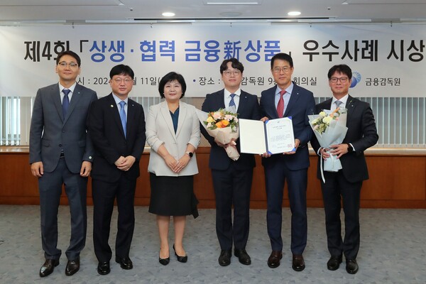 김미영 금융감독원 금융소비자보호처장(왼쪽 세번째), 김범석 우리은행 국내영업부문 부문장(오른쪽 두번째)이 관계자들과 기념촬영을 하고 있다. 사진=우리은행