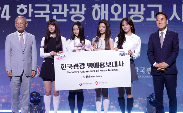 11일 서울 용산구 그랜드하얏트 호텔에서 진행된 '2024 한국관광 명예홍보대사 위촉식' 참석자들이 기념사진을 촬영 중이다. 왼쪽부터 유인촌 문화체육관광부 장관, 해린, 하니, 다니엘, 민지. 사진 = 연합뉴스