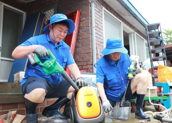 삼성전자서비스가 집중호우 피해지역 수해 복구에 돌입했다. 11일 삼성전자서비스 엔지니어가 충북 지역에서 침수된 가전제품 세척 및 점검을 하는 모습. 사진=삼성전자서비스