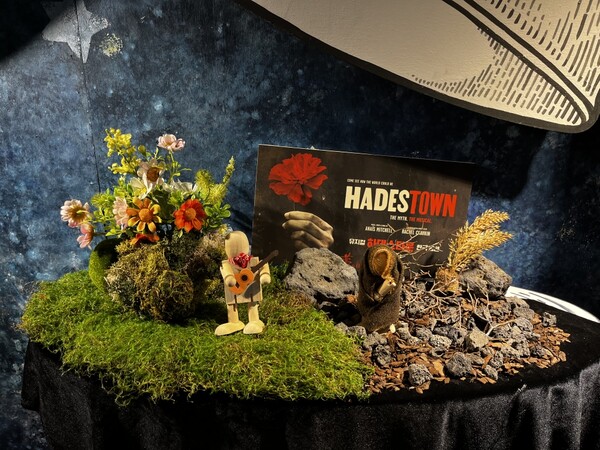 파인다이닝 레스토랑 '몽드샬롯'에 마련된 뮤지컬 '하데스타운' 포토존. 사진 = 롯데컬처웍스