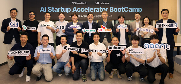 정재욱 하나은행 디지털신사업본부장(둘째줄 오른쪽 여섯 번째)과 강세원 SK텔레콤 ESG추진담당(둘째줄 오른쪽 다섯 번째), 스타트업 관계자들이 기념촬영을 하고 있다. 사진=하나은행