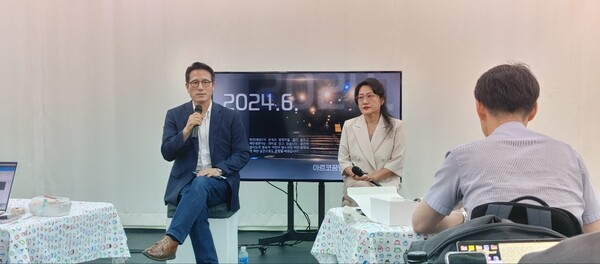 17일 서울 종로구 아르코꿈밭극장(옛 학전 소극장) 제막식 전 기자간담회 참석자들이 발언하고 있다. 왼쪽부터 정병국 아르코 위원장, 방지영 국제아동청소년연극협회 이사장. 사진 = 이하영 기자 