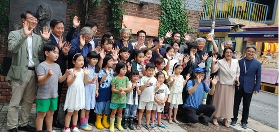 17일 서울 종로구 아르코꿈밭극장에서 기자간담회 후 진행된 제막식 참석자들이 기념사진을 촬영 중이다. 사진 = 이하영 기자 