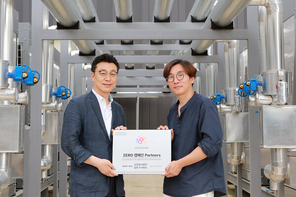 지난 18일 전남 고흥에 위치한 농업회사법인 달향 주식회사에서 열린 ‘제로 캠페인 파트너스 현판 전달식’에서 이보라 대상㈜ 사회공헌팀장(왼쪽), 김경석 달향 주식회사 대표(오른쪽)가 기념촬영을 하고 있다. 사진=대상㈜ 