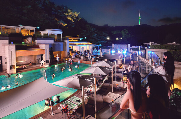 '어번 아일랜드라는 섬으로 떠나는 여행, 그곳에서 마주하는 다섯 가지 이야기' 풀 파티. 사진=서울신라호텔