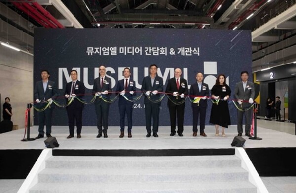 LG헬로비전이 지역 기반 문화 신사업으로 인천 상상플랫폼에 '뮤지엄엘'을 개관했다. 사진은 25일(목) 진행된 뮤지엄엘 개관식에서 송구영 LG헬로비전 대표이사(왼쪽에서 5번째)와 루도빅 기요 주한 프랑스 문화원장(왼쪽에서 4번째), 백현 인천관광공사 사장(왼쪽에서 7번째) 등 참석자들이 테이프커팅식을 하는 모습. 사진=LG헬로비전