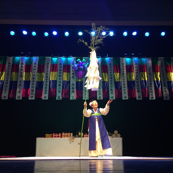 동해안별신굿보존회의 동해안별신굿 전승자 기획 공연 모습. 사진 = 국가유산청 