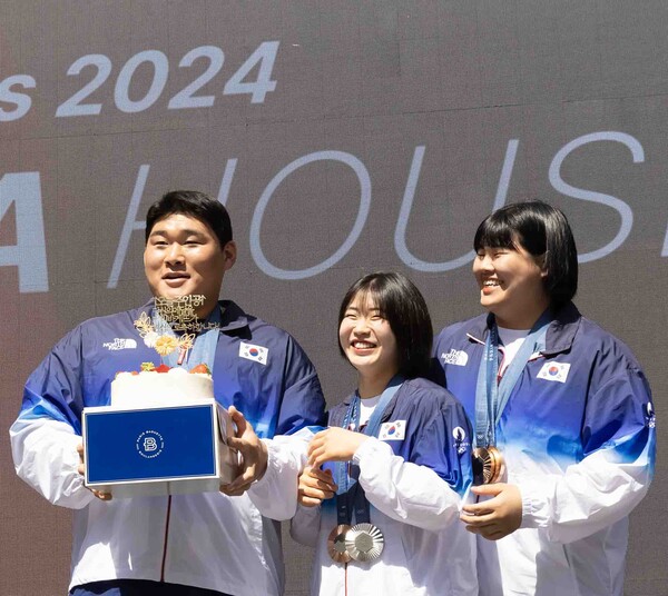 현지시각 4일 프랑스 파리에 위치한 코리아하우스에서 열린 국가대표 메달리스트 기자회견 행사에 참석한 선수들이 파리바게뜨 케이크를 들고 축하받는 모습. 사진=파리바게뜨