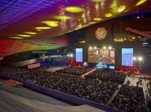 지난해 열린 제28회 부산국제영화제(BIFF) 개막식 전경. 사진 = 부산국제영화제