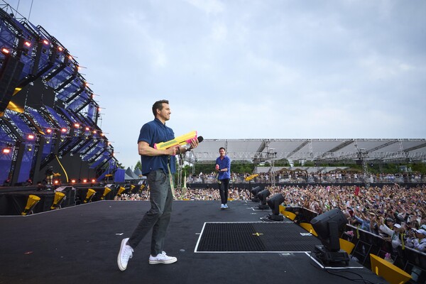 지난 7월 8일 경기도 고양시에서 열린 '워터밤 서울 2024' 야외무대에 배우 라이언 레이놀즈와 휴 잭맨이 참석했다. 사진 = 연합뉴스