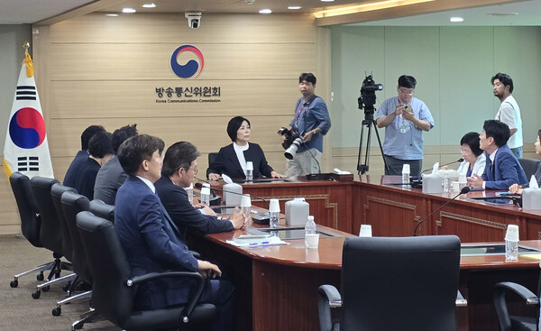 6일 오후 정부과천청사에서 야당 과방위원들이  김태규 방송통신위원회 부위원장이 참석한 가운데 방통위의 공영방송 이사 선임 관련 현장검증을 하고 있다. 사진 = 연합뉴스 