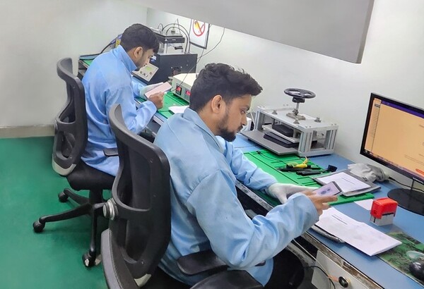 삼성전자서비스가 올해부터 '국내 서비스 전문가 해외 파견' 프로그램을 정례화해 운영하기 시작했다. 삼성전자서비스 '갤럭시 서비스 전문 강사'가 인도 델리 서비스센터와 뭄바이 CS 아카데미에서 기술 노하우를 전수하는 모습. 사진=삼성전자서비스