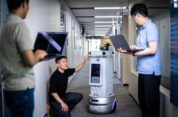 SK텔레콤이 자사의 텔코 에지 AI(Telco Edge AI) 인프라를 기반으로 한 자율주행 로봇 기술 실증을 성공적으로 마쳤다. 사진은 판교사옥에서 연구 중인 SK텔레콤 연구원들의 모습. 사진=SKT