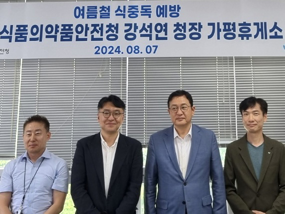 가평휴게소에서 (왼쪽부터)유문균 서울지방식약청 사무관, 안수형 가평휴게소 사업부장 상무, 강석연 서울지방식약청 청장, 이익재 가평휴게소 운영팀 팀장이 기념촬영을 하고 있다. 사진=삼립