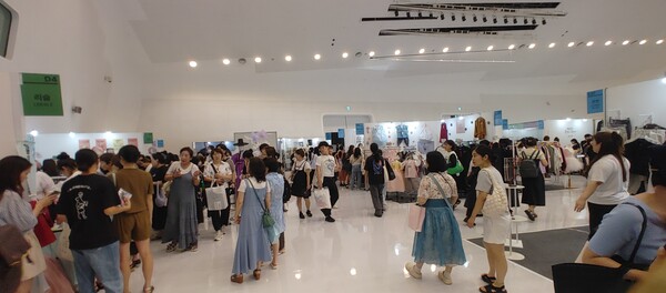 9일 한복 문화 엑스포 '2024 한복상점'에서 관람객들이 판매관을 구경하고 있다. 사진 = 이하영 기자 