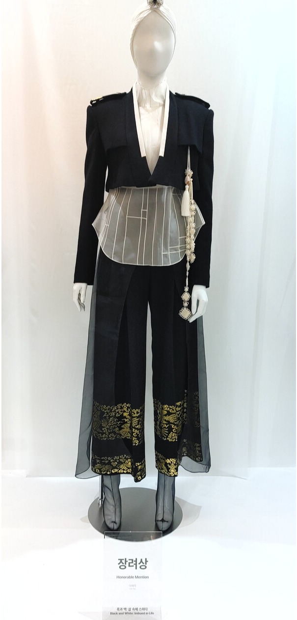 한국공예·디자인문화진흥원의 '2024 한복 디자인 프로젝트 공모전' 장려상 수상작인 이예지 디자이너의 '흑과 백: 삶 속에 스미다' 작품 중 일부. 사진 = 이하영 기자 