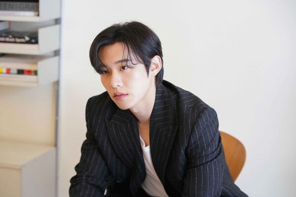 파리바게뜨가 티라미수 제품 모델로 배우 김성철을 선정했다. 사진=SPC 파리바게뜨