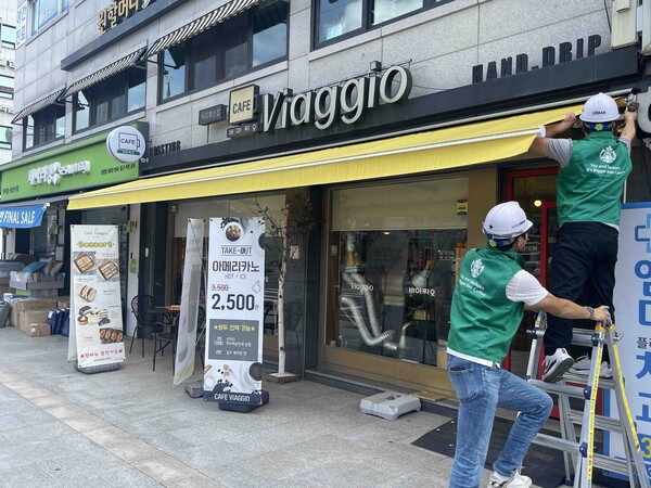 스타벅스 코리아가 노후화된 소상공인 카페의 시설 보수를 지원하는 프로그램 '상생카페'에 참여할 소상공인 점주를 모집한다. 사진=스타벅스 코리아