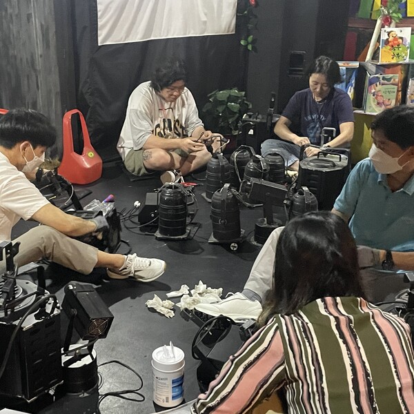 지난 9일 서울 종로구 대학로 북극곰 소극장에서 소극장 시설 컨설팅 및 환경개선 사회공헌 활동 '함께 가는 대학로' 프로그램이 진행되고 있다. 사진 = 한국문화예술위원회(아르코)