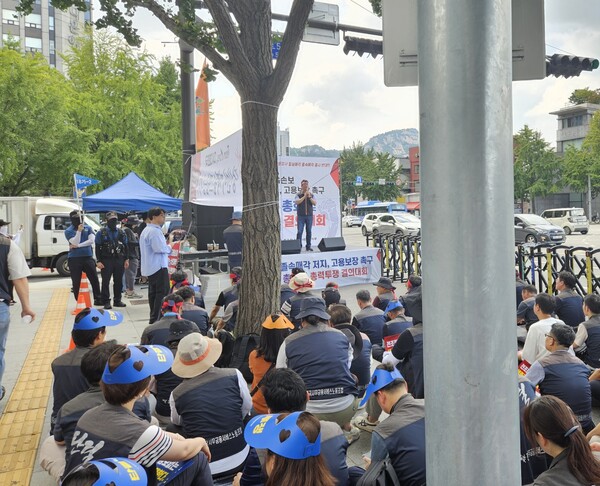 이재진 사무금융노조 위원장이 'MG손해보험 생존권 사수·졸속매각 저지·고용보장 촉구 조합원 총회 및 총력투쟁 결의대회'이 참석해 발언하고 있다. 사진=이상현 기자