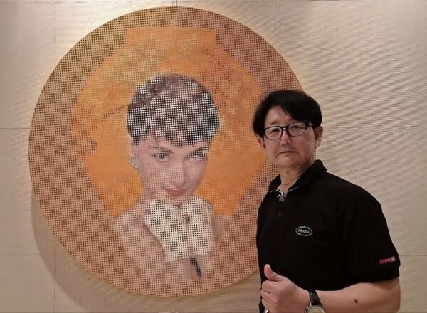 철화백자와 오드리햅번(100호/2024) 작품과 김중식 작가, 사진=미래에셋증권