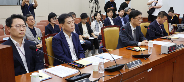 21일 국회 과학기술정보방송통신위원회 '방송장악 3차 청문회'에서 방송통신위원회 직원들이 증인으로 출석해 발언하고 있다. 사진 = 연합뉴스 