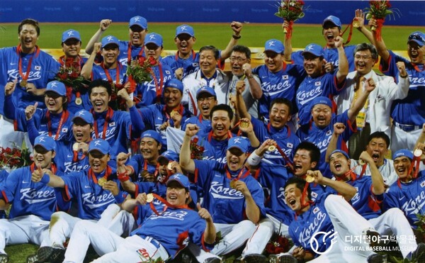 지난 2008년 8월 23일 베이징 올림픽에서 남자 야구 금메달을 수상한 우리나라 국가대표팀이 기념 사진을 촬영 중이다. 사진 = KBO 디지털야구박물관