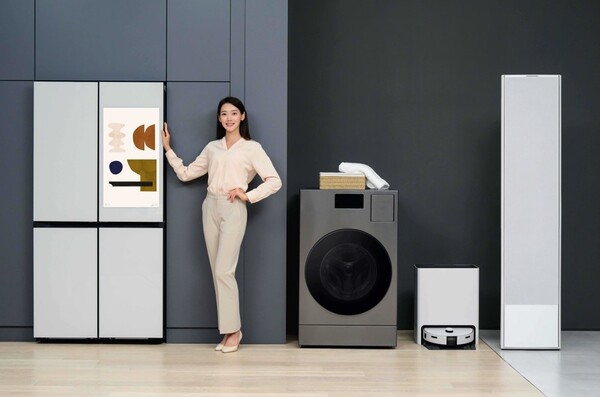 삼성전자 모델이 인공지능(AI) 음성비서 '빅스비(Bixby)'가 적용돼 음성 명령으로 더욱 손쉽게 제어할 수 있는 '비스포크 AI 가전'을 소개하고 있다. 사진=삼성전자