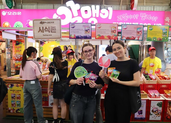 오리온이 서울 종로구 광장시장에서 까먹는 '알맹이' 젤리 팝업스토어 '알맹이네 과일가게'를 오픈했다. 사진=오리온